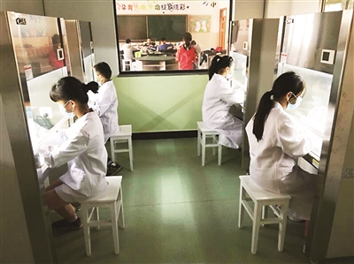 漯河市組織對全市學(xué)校實驗室危險化學(xué)品安全 專項治理工作進(jìn)行抽查