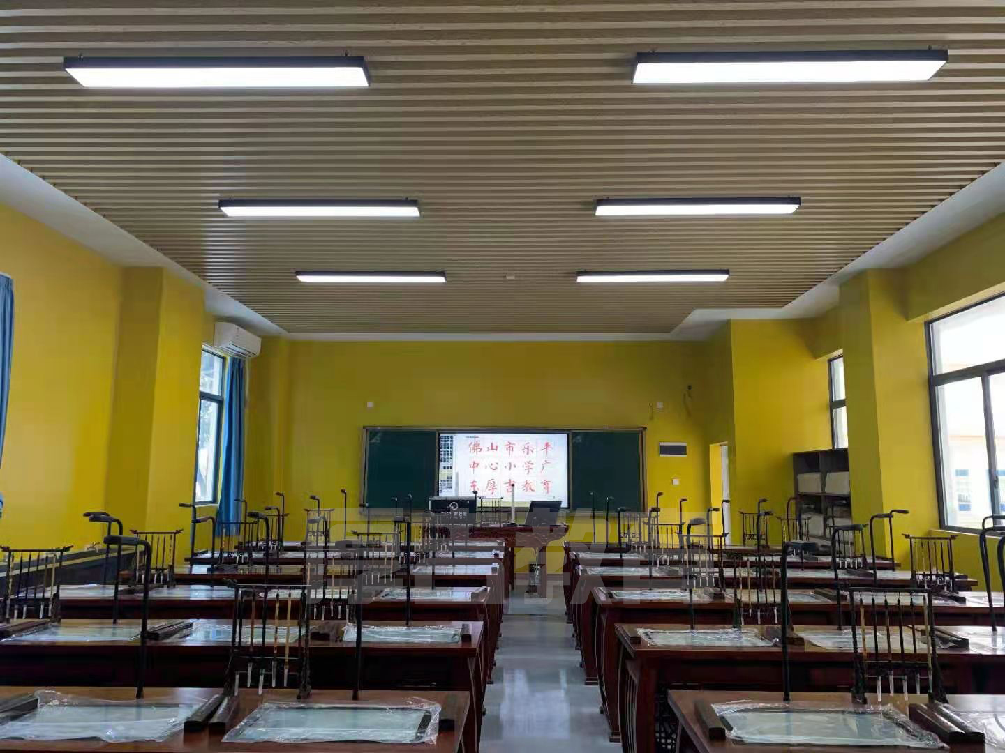 學校<a href='http://qmcku.cn/chanpin/57-1.html' target='1' style='font-size:18px; font-weight:bold; color:#000000;'>書法室</a>