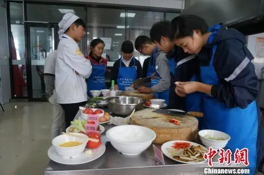 資料圖：鄭州初中生參加校園技能比武大賽中式烹飪項目決賽。