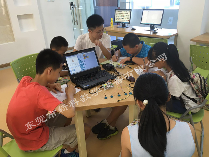 <a href='http://qmcku.cn' target='1' style='font-size:14px; font-weight:bold; color:#0080ff;'>創(chuàng)客實(shí)驗(yàn)室</a>
