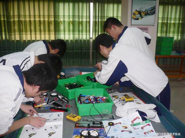 <a href='http://qmcku.cn/chanpin/60-1.html' target='1' style='font-size:18px; font-weight:bold; color:#000000;'>機器人功能室</a>2